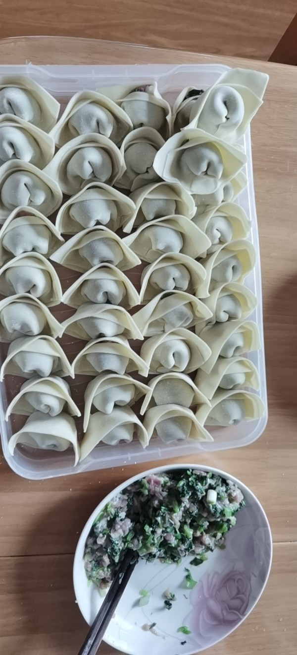 闲得无聊,包了点馄饨,晚上油煎