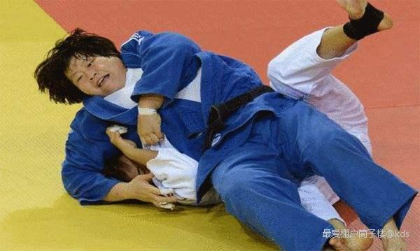 正常打架的话,一个男的可以单挑几个女的?