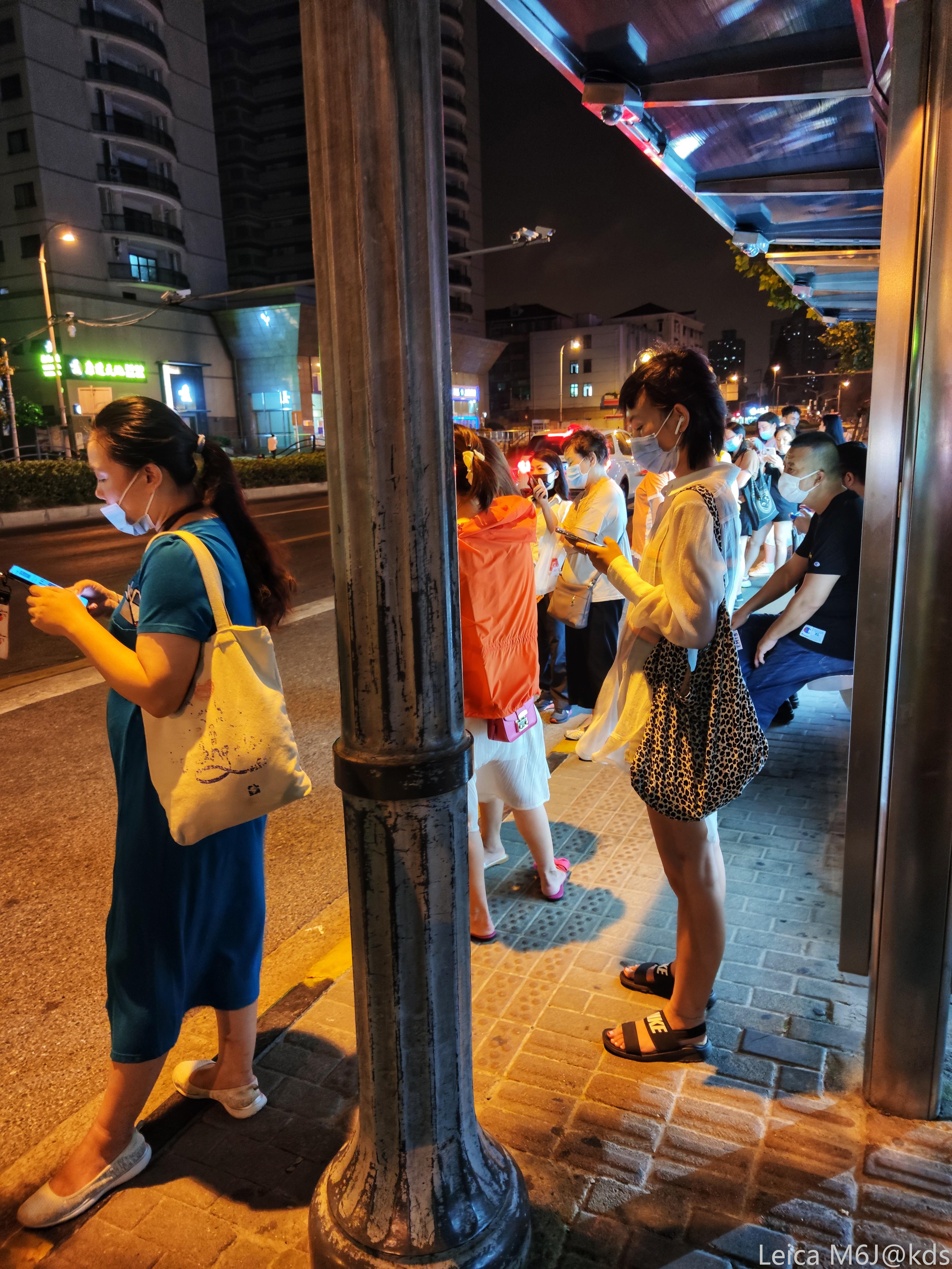 晚上11点等公交车下班的年轻人