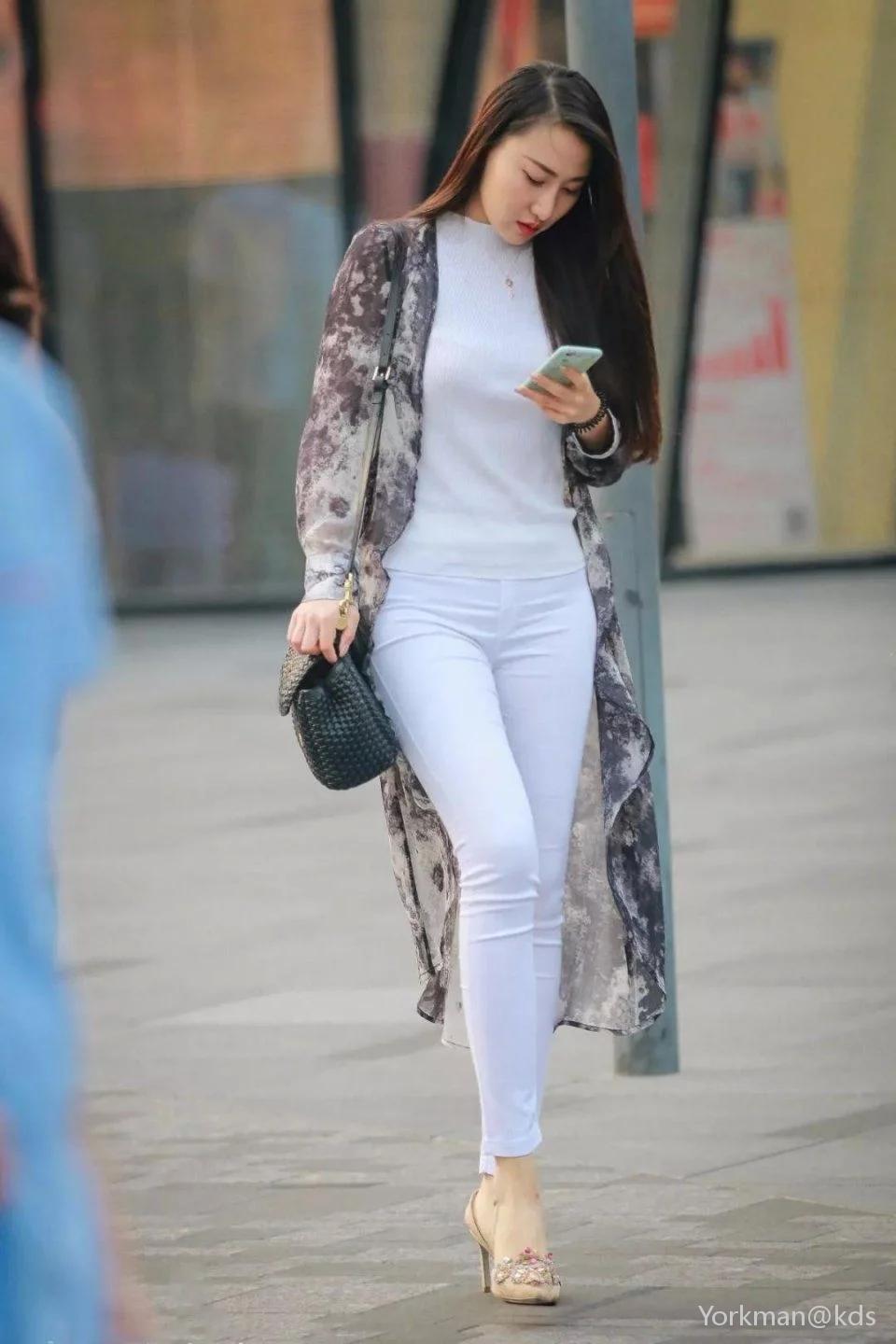 紧身白裤美女的高光时刻