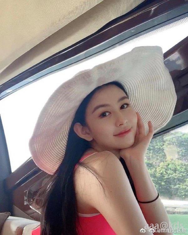 邱淑贞的20岁大女儿沈月照
