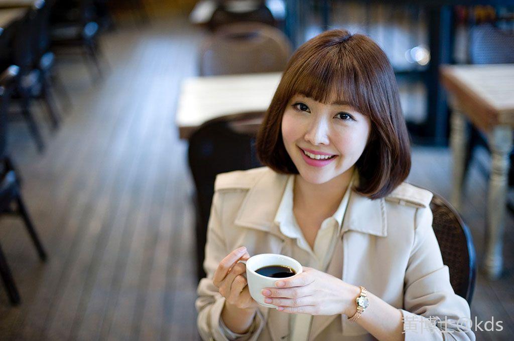 我对于离异的少妇和剩女,均称之为:"单身女性". 两位少妇均