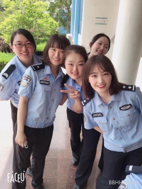 漂亮的女辅警