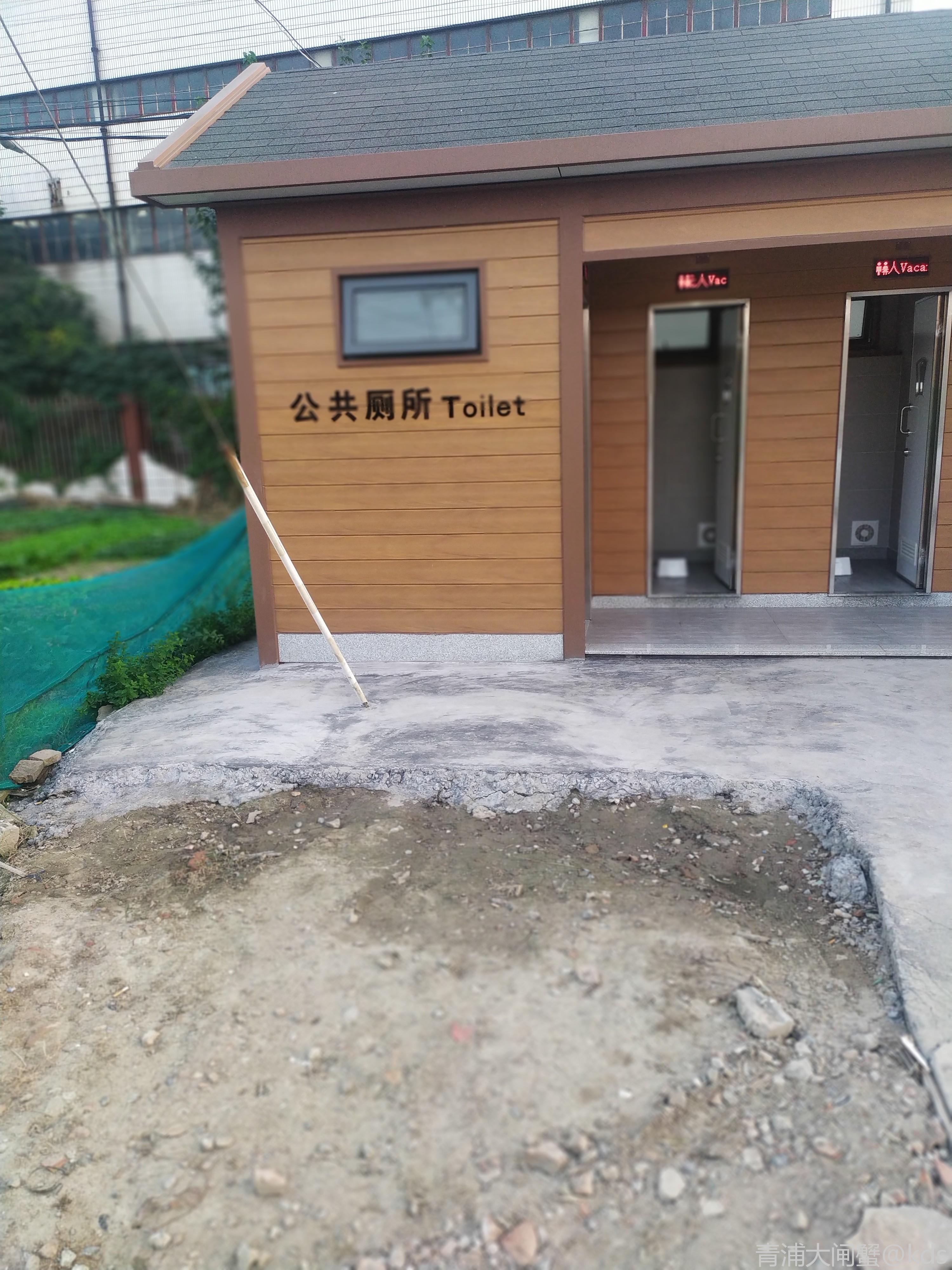 老厕所还的真漂亮.居然还有儿童专用厕所