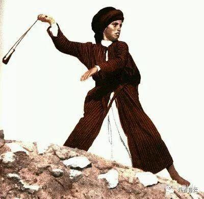 这女的自带投石带.一次还可以发射2块石头