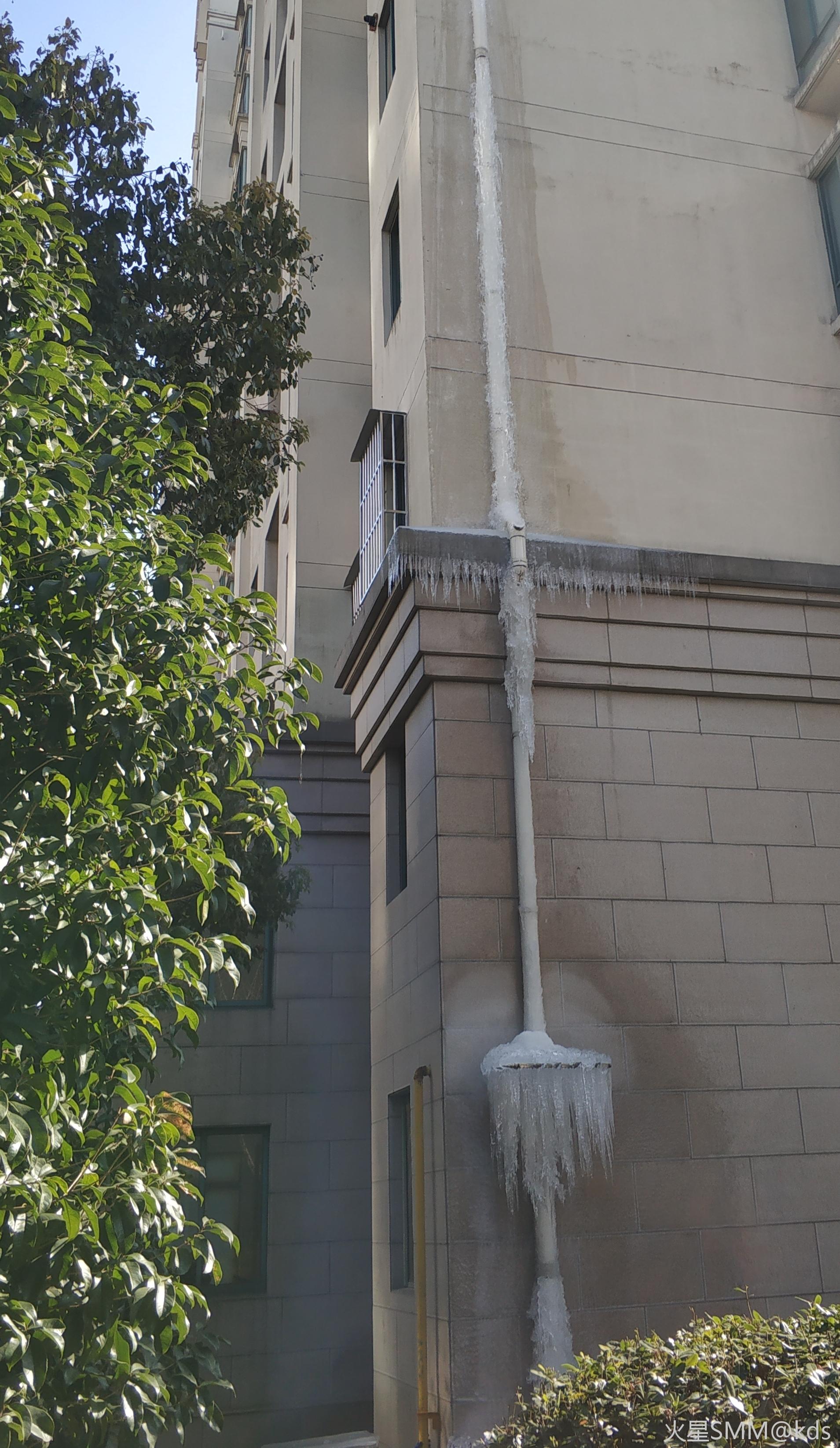 小区晚上水管漏水,今早变这样了