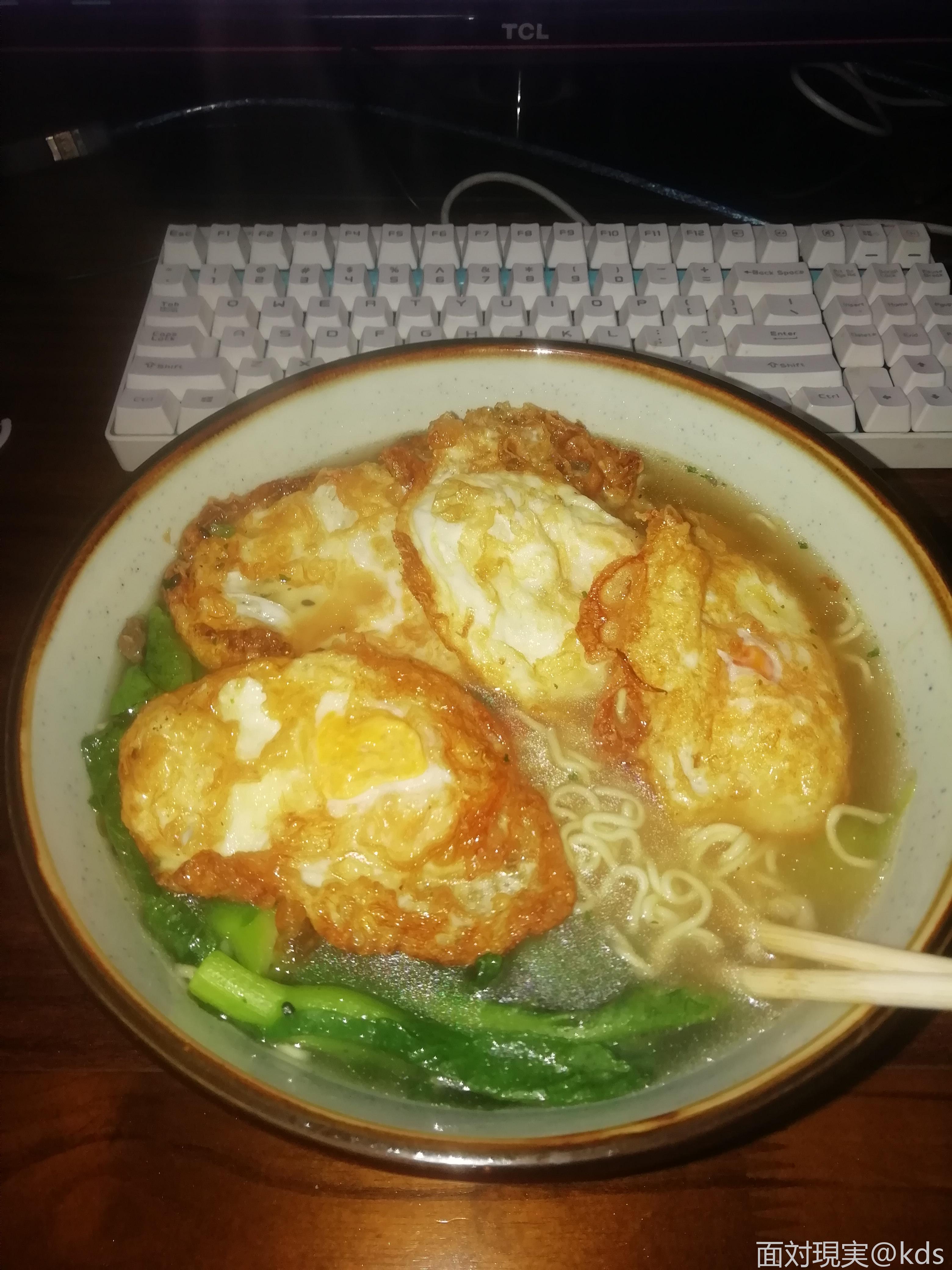 越想越气再吃碗泡面!