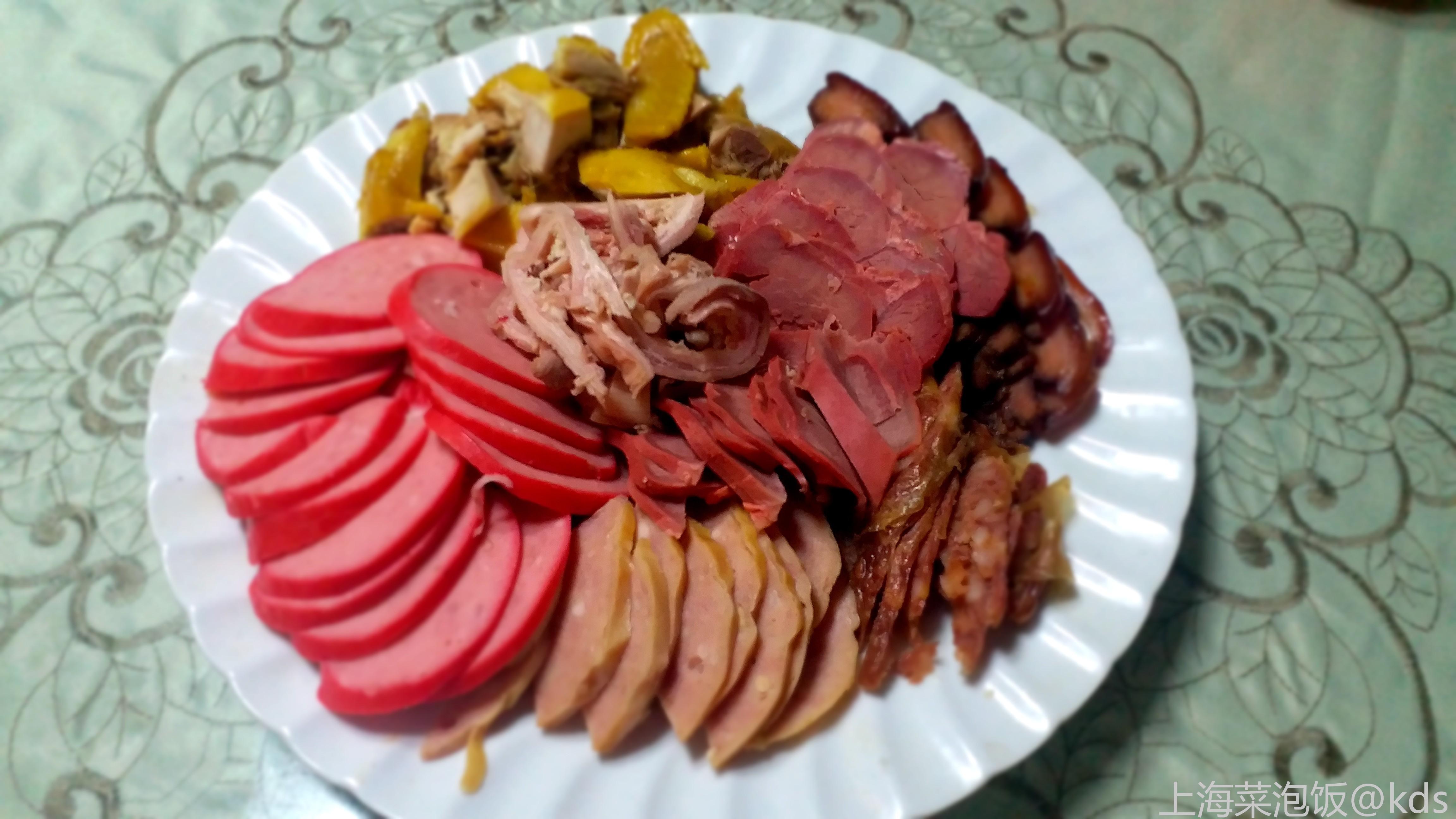 年夜饭,冷盘大拼盘 还有一个老式暖锅