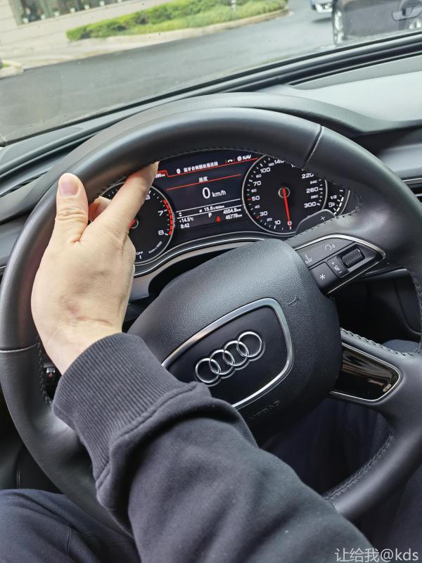 你们单手开车时,惯哪个手放在方向盘哪个位置?