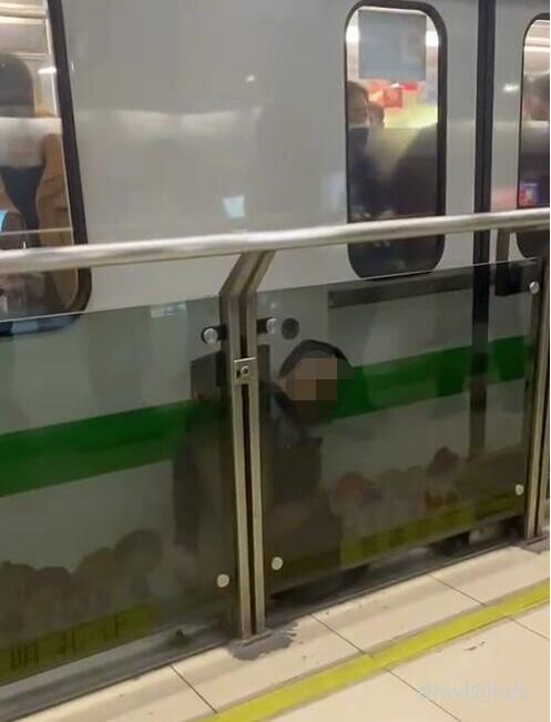 2号线有人跳轨自杀了?什么情况