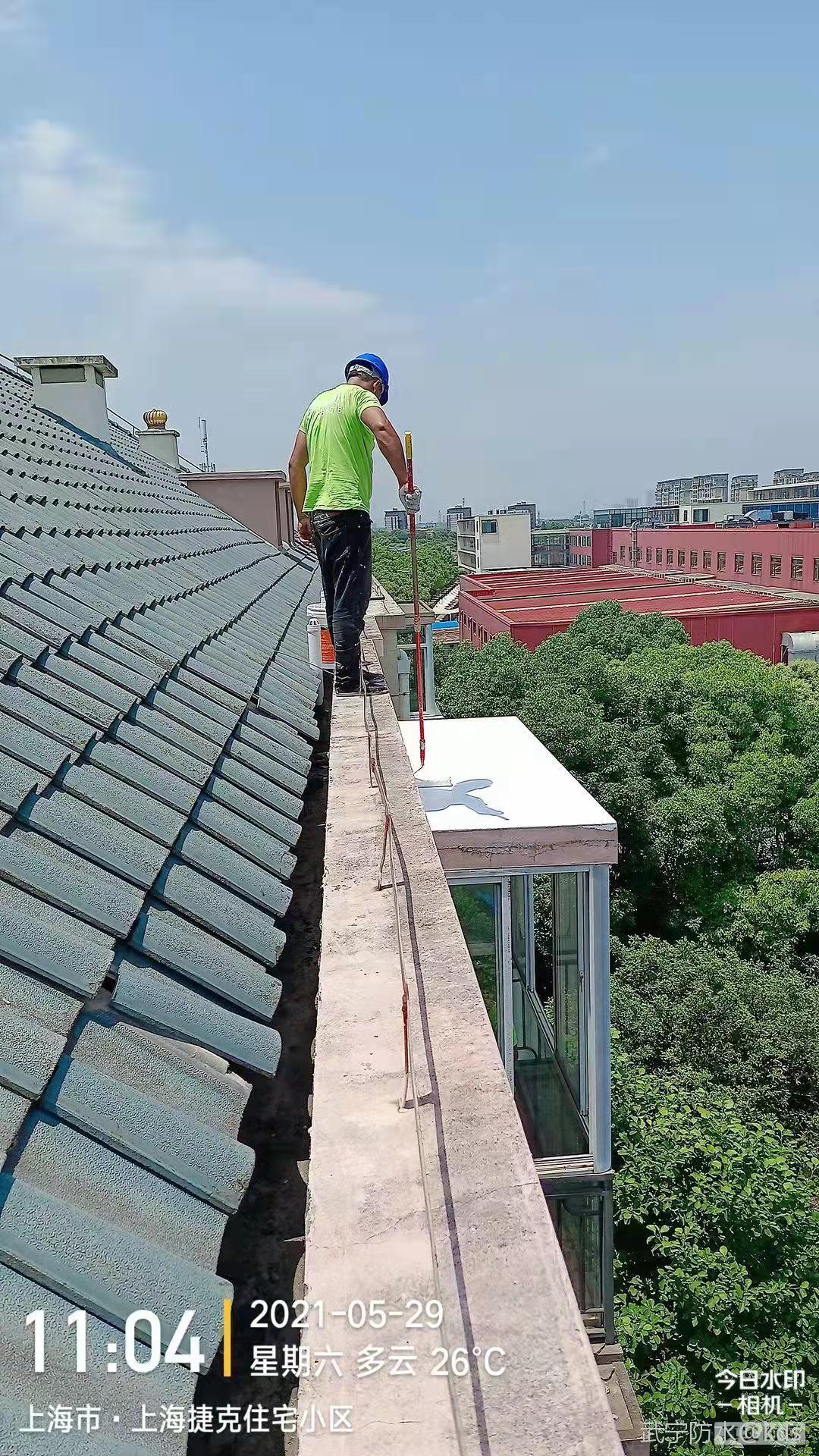 今天上午来在这里进行阳台天沟防水施工.