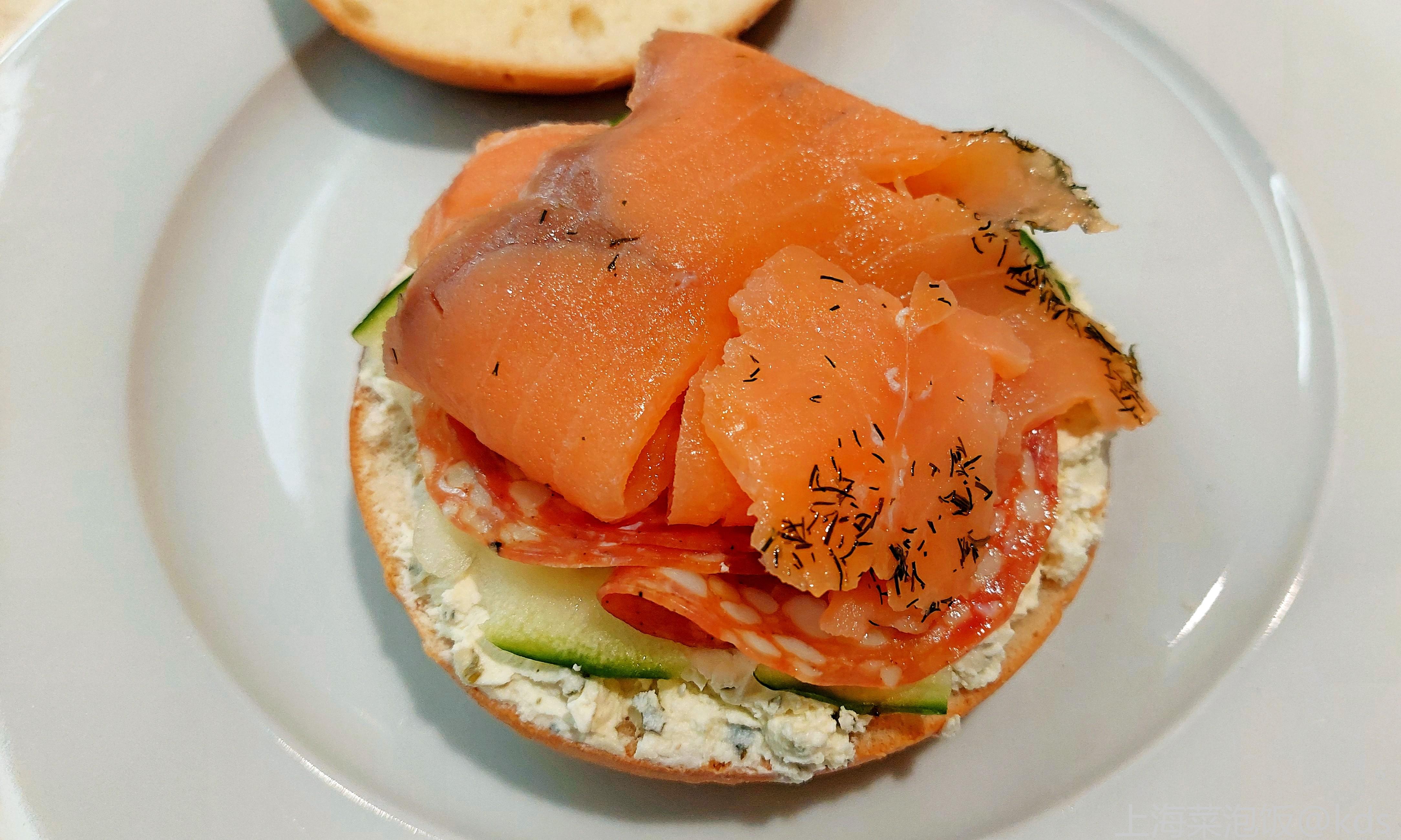 今日早餐,烟熏三文鱼萨拉米贝果