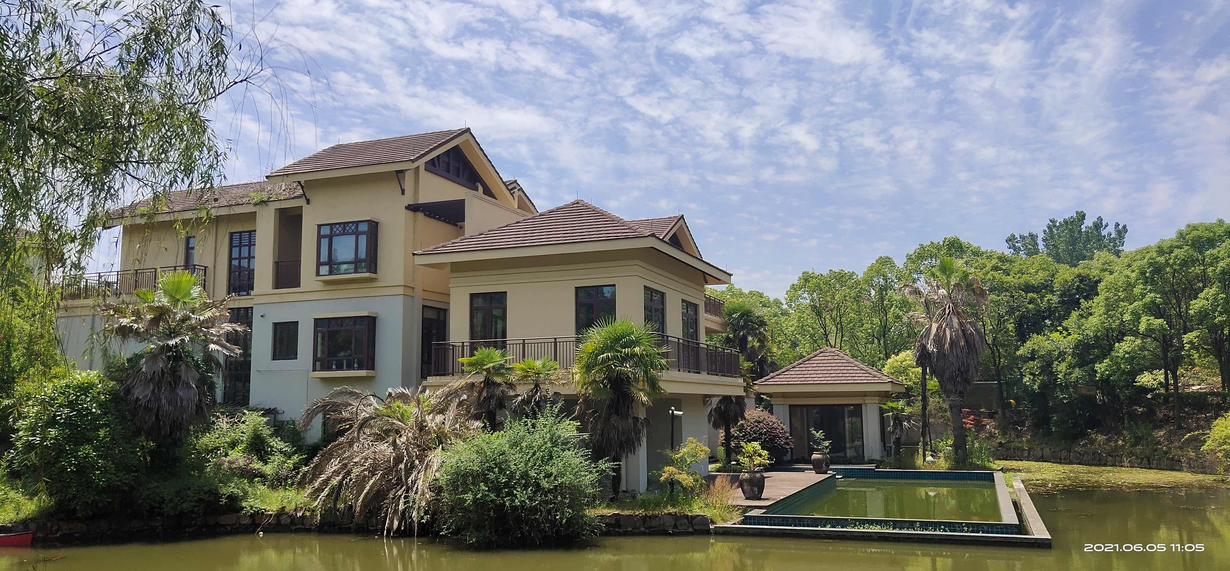 今天还发现那里有一些别墅是带泳池的,挺不错的,价格好像也不是很贵