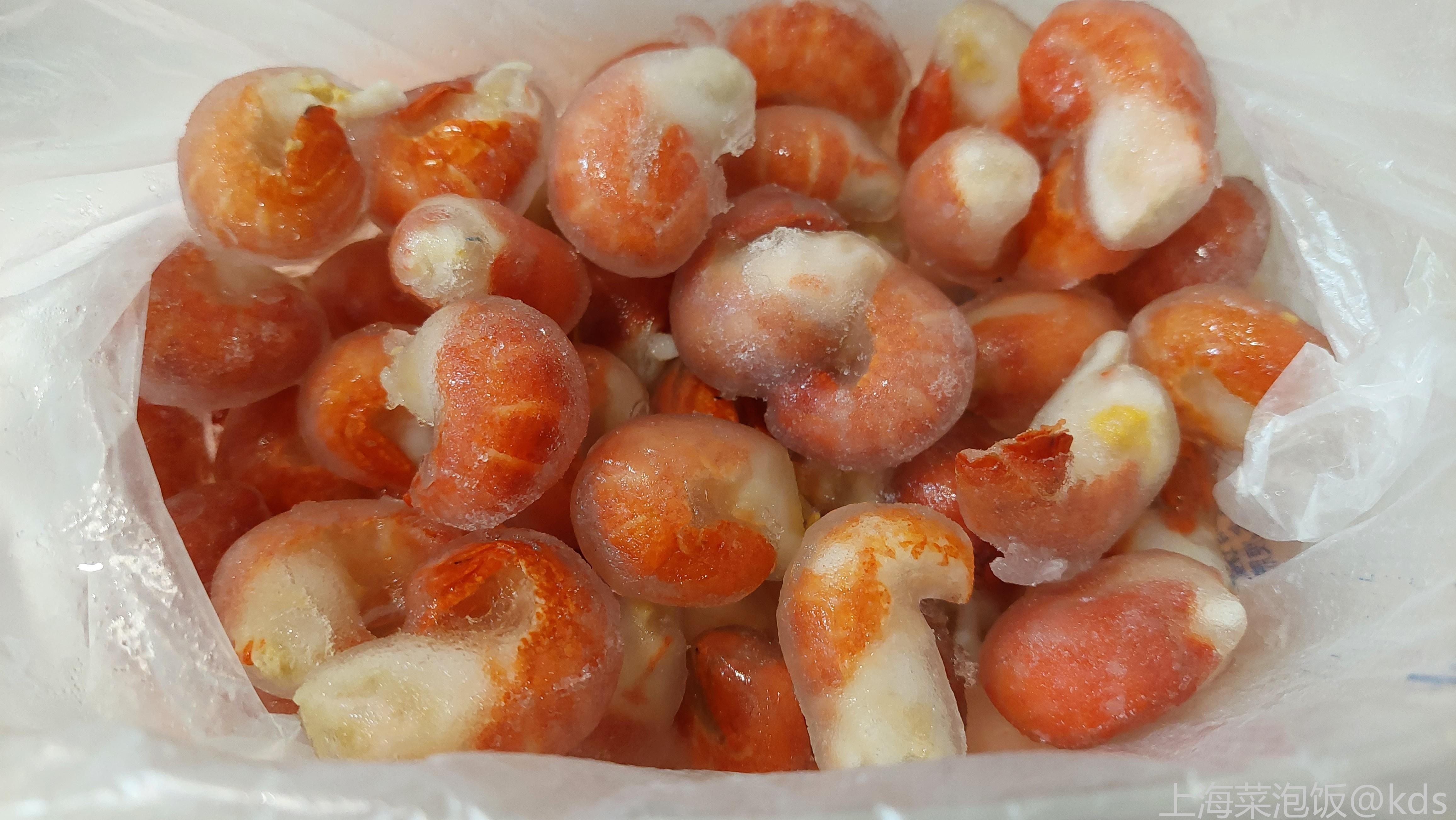 超市买的现成速冻小龙虾尾,回来先解冻然后剥壳,留一个小尾巴就行为了