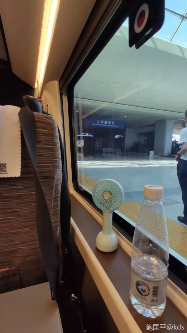 硬座全"长腿":火车空调太足乘客钻椅套取暖