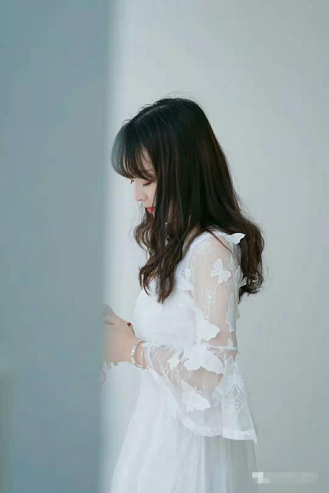 我今天给一位九五后四川大学的佛系女生拍了一组照并写了一首诗,她说