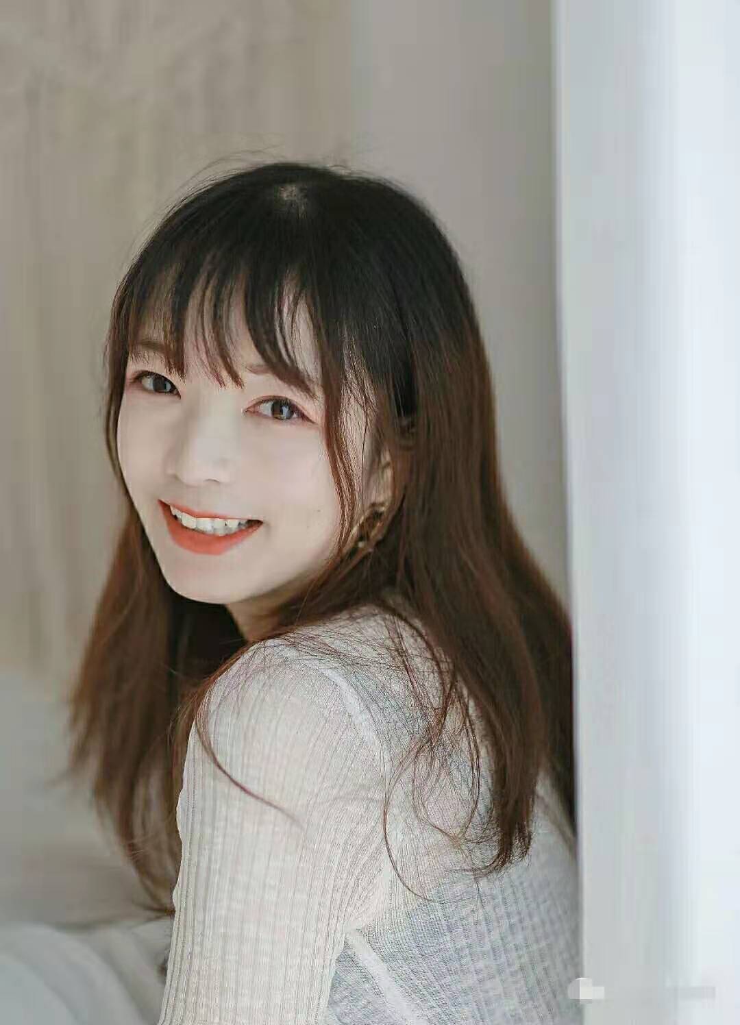 我今天给一位九五后四川大学的佛系女生拍了一组照并写了一首诗,她说