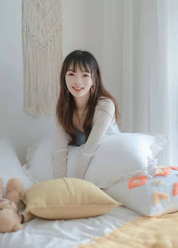 我今天给一位九五后四川大学的佛系女生拍了一组照并写了一首诗,她说