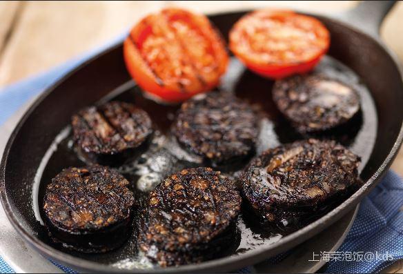 blood pudding, black pudding,  我翻译成血肠,因为国内也有这个食物