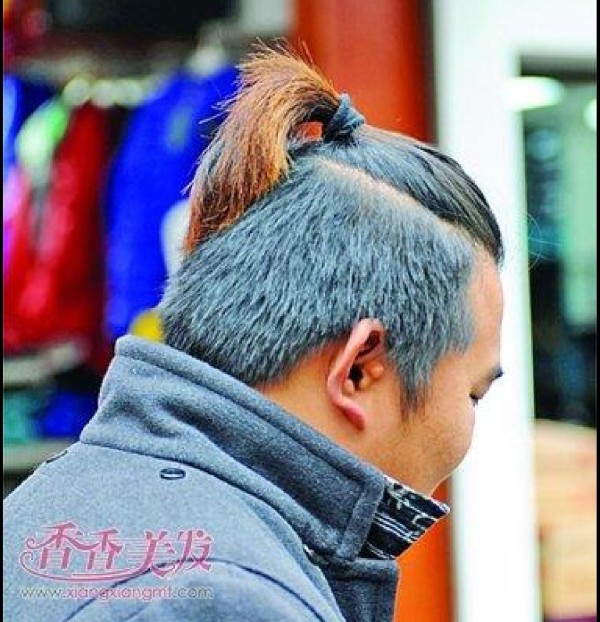 路上看到梳小辫子的男人特别错气.