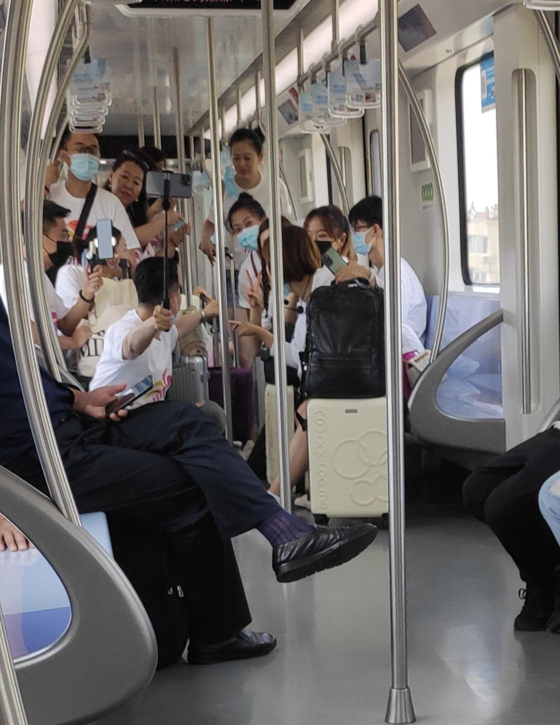在地铁上弄所谓"团建"的公司