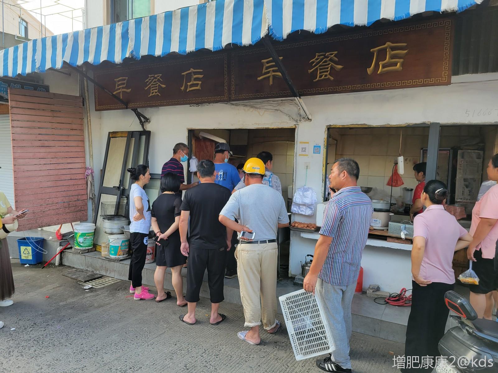 吃完了旁边看看发现有家当地人吃早餐的地方生意不错,排队买油条