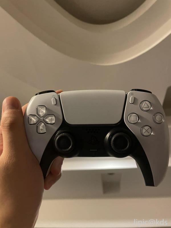 ps5 手柄新配色"午夜黑""星尘红"实物照片公开