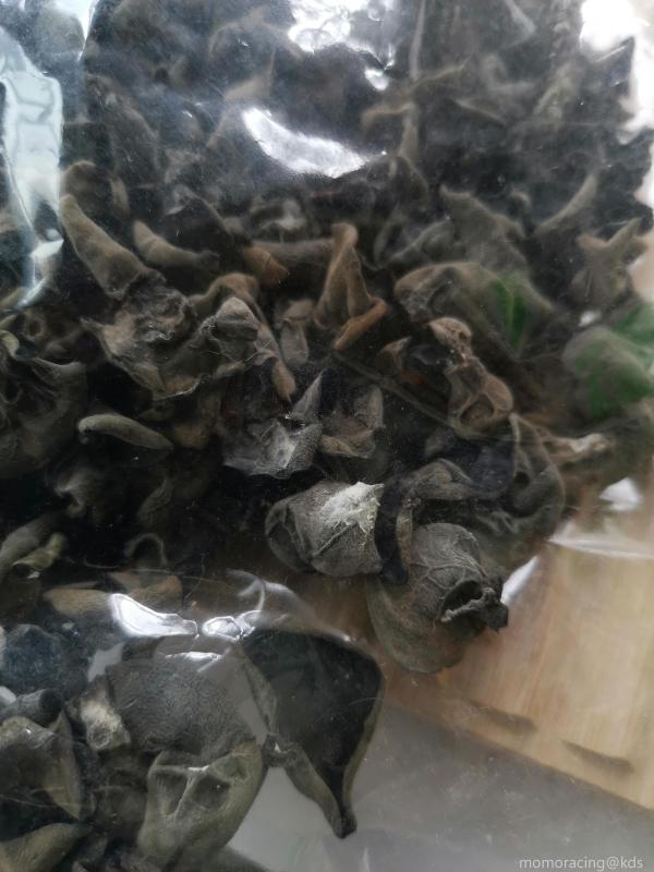 干木耳上面有这样的白粉状,是发霉吗?