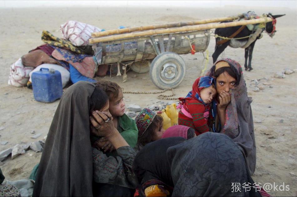 巴基斯坦查曼市的难民营里,阿富汗妇女与孩子们带着全部家当逃离家园.