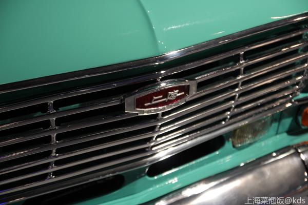 这款上海牌车标也改进了.