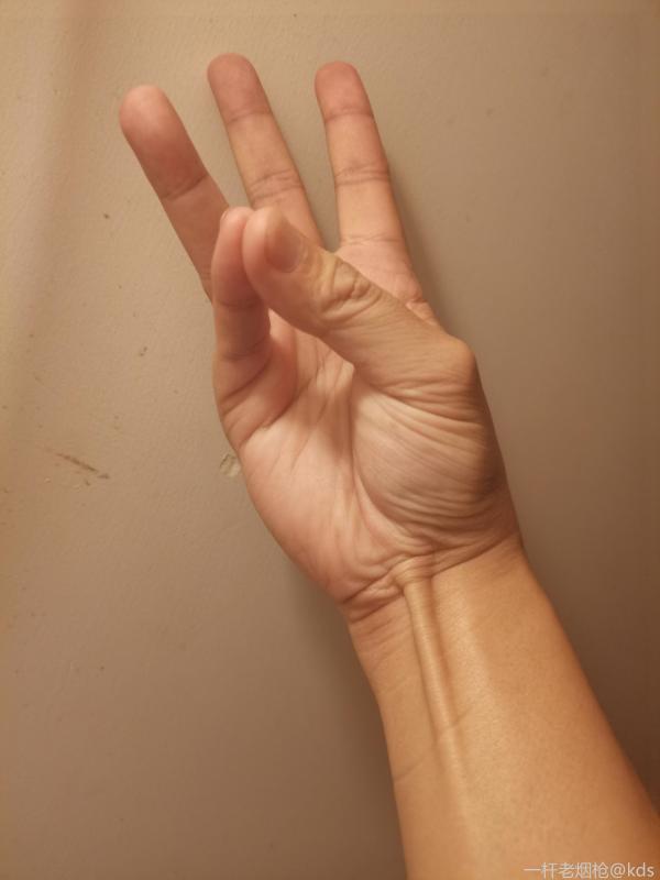 听说拇指和小指的指尖碰到一起,手腕中间的筋能弹起来的人不多