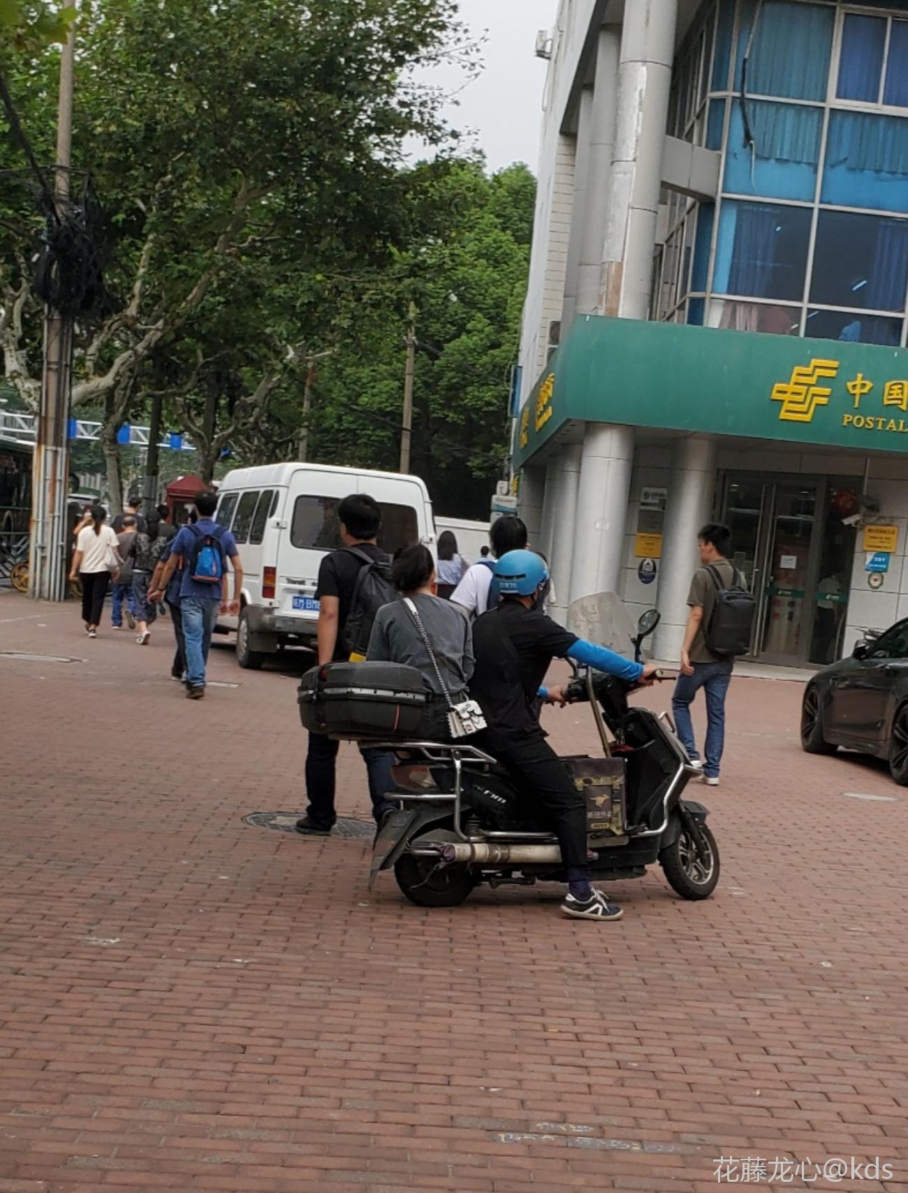 外卖无敌了,电瓶车地铁门口拉客还,赚钱那么猛