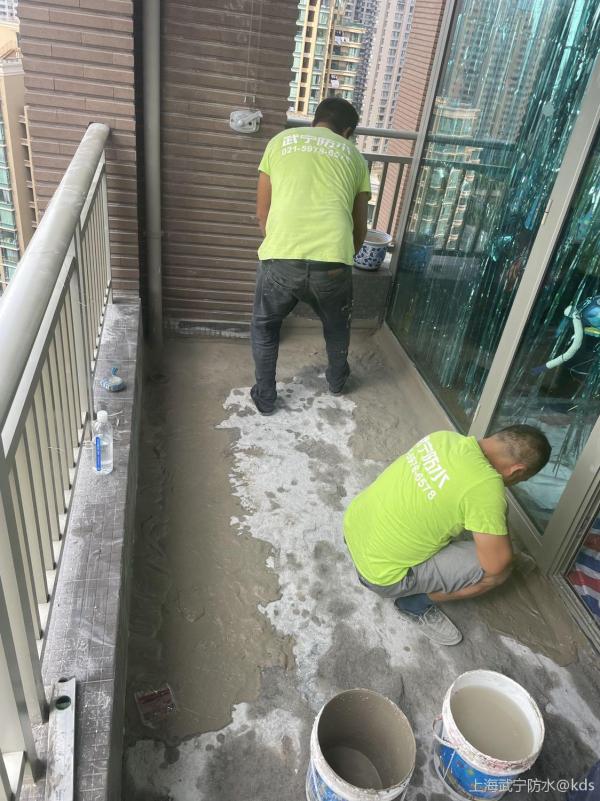 浦东新区锦和路99弄,阳台漏水维修及瓷砖复原工程