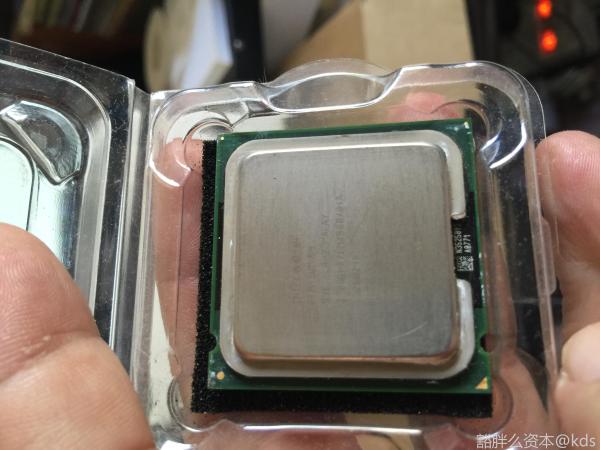 奔腾3.0英特尔第一代没有针脚的cpu.