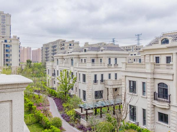 据说水哥是住周浦中金海棠湾别墅这里的