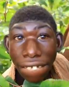 非洲男孩长相返祖待在森林不回家