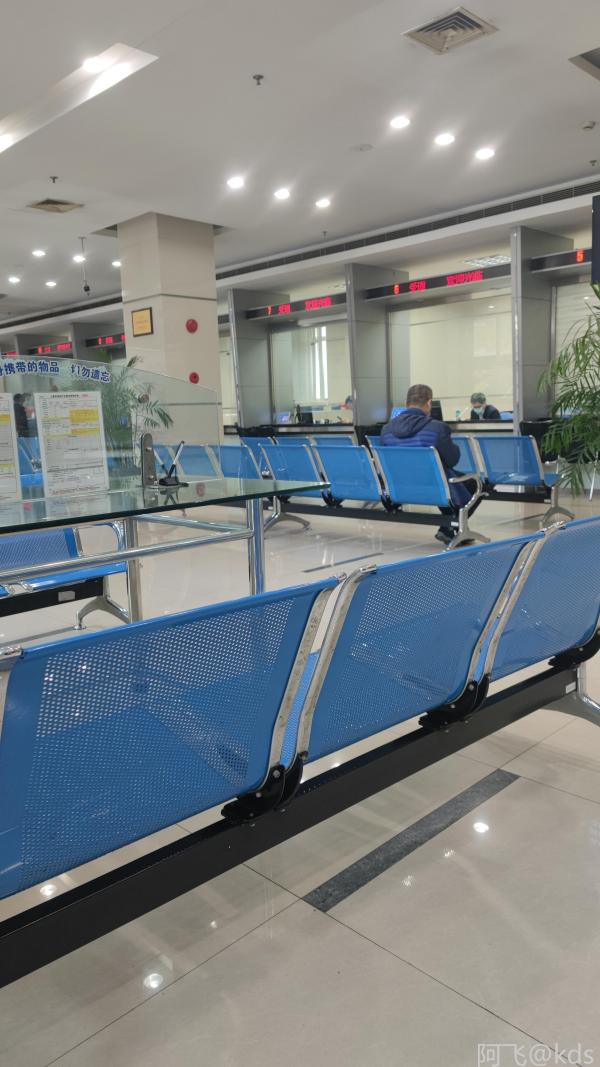 房产交易大厅人都没几个了