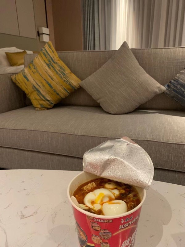 晚上酒店里吃个泡面吧