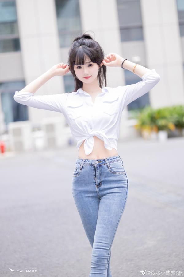 上海车展byd展台的无锡00后车模-宽带山kds-宽带山社区-城市消费门户