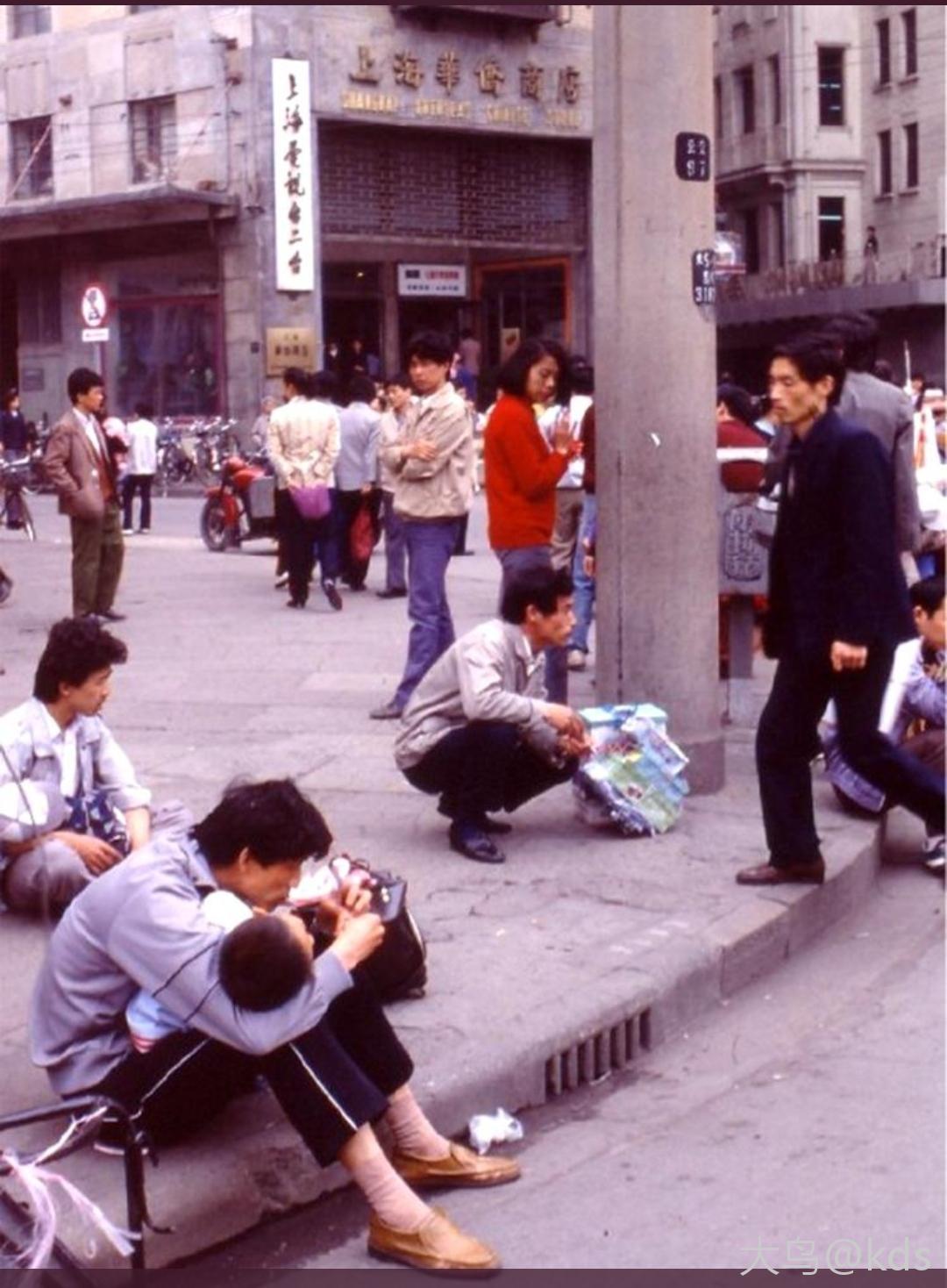 1986年上海华侨商店,据说这图里有打桩模子,看看是哪个?